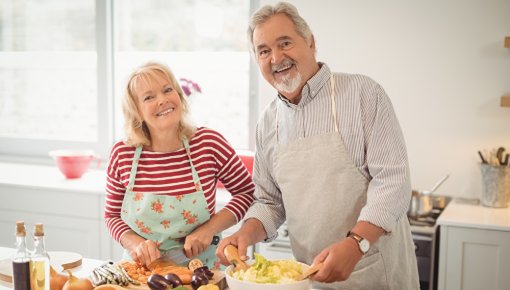 Foto von Paar beim Kochen