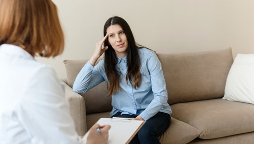 Foto von Frau in einer Therapiesitzung