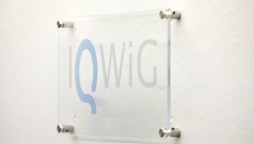 Foto des IQWiG-Logos auf Schild