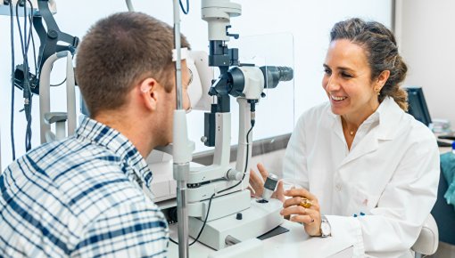 Foto von Patient und Augenärztin bei einer Untersuchung