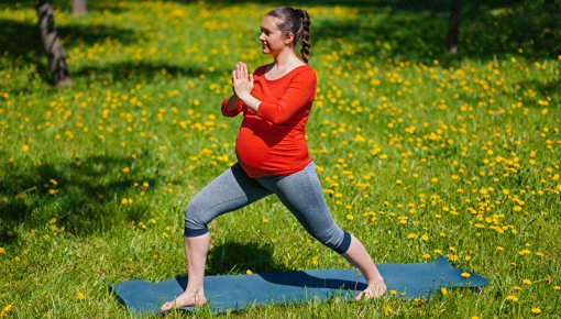 Foto einer schwangeren Frau bei einer Yoga-Übung