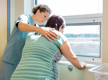 Foto von einer schwangeren Frau und einer Krankenschwester