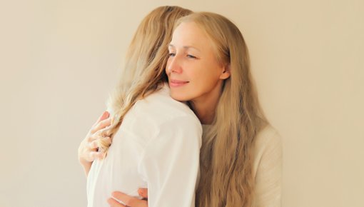 Foto von zwei Frauen, die sich umarmen