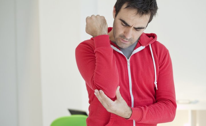 Foto von Mann mit Schmerzen am Ellenbogen