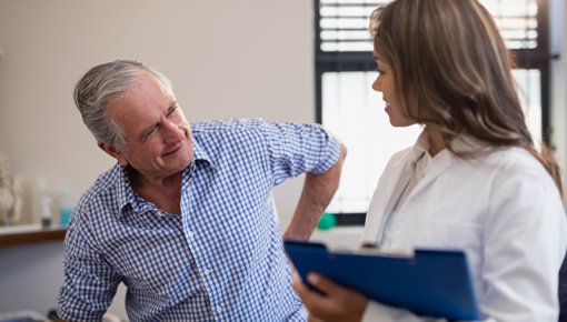 Foto von Patient und Ärztin in der Sprechstunde